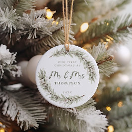 Ornamento De Cerâmica Primeiro Natal em Newlyweds Sage Greenery