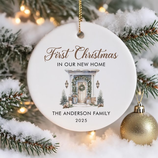 Ornamento De Cerâmica Primeiro Natal em Nossa Nova Casa em Letra de Form (Criador carregado)