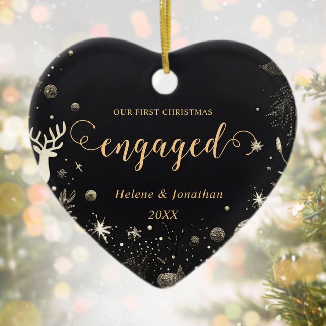 Ornamento De Cerâmica Primeiro Natal Envolvido Dourado Moderno Único Ele (First Christmas Engaged Gold Modern Elegant Unique Ceramic Ornament)