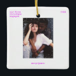 Ornamento De Cerâmica Primeiro Natal Envolvido | Foto de Máxima Máxima M<br><div class="desc">Personalize facilmente este ornamento cerâmico de árvores de Natal, mínimo e na moda, roxo, com tipografia de granja de máquina de escrever, e um quadro branco limpo, simples e minimalista de neve. Adicione sua foto, nomes, texto personalizado e ano de Natal. Um design de Natal legal, simples, sofisticado e contemporâneo,...</div>