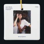 Ornamento De Cerâmica Primeiro Natal Envolvido | Foto de Máxima Máxima M<br><div class="desc">Personalize facilmente este ornamento cerâmico da árvore de Natal, azul, mínimo e na moda, com uma tipografia de grunge da máquina de escrever, e um quadro branco limpo, simples e minimalista de neve. Adicione sua foto, nomes, texto personalizado e ano de Natal. Um design de Natal legal, simples, sofisticado e...</div>
