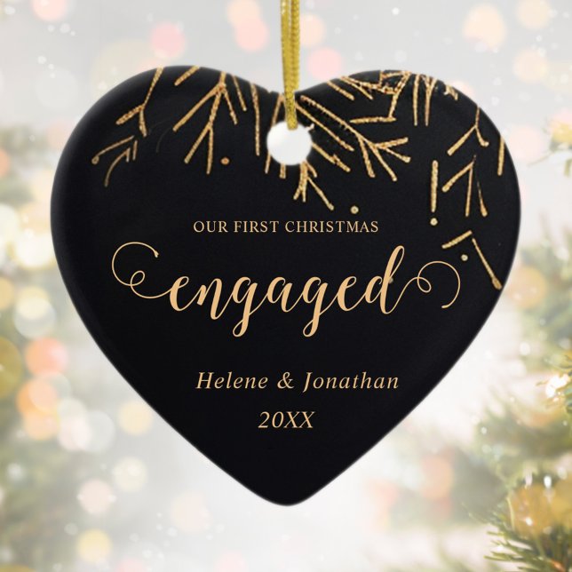 Ornamento De Cerâmica Primeiro Natal Faturado Feriado Preto Único Dourad (First Christmas Engaged Holiday Black Gold Unique Ceramic Ornament)
