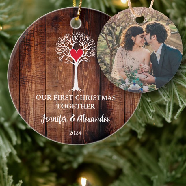Ornamento De Cerâmica Primeiro Natal juntos adoram fotos de madeira de á (Our First Christmas together ornament with love tree and your own photo. )