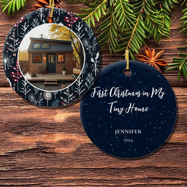 Ornamento De Cerâmica Primeiro Natal na minha fotografia do Lar Pequeno (First Christmas in my Tiny Home photo Ceramic Ornament. Add your own photo, text, name and year.)