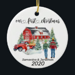 Ornamento De Cerâmica Primeiro Natal - Newlyweds Country Barn Winter<br><div class="desc">Esta design foi criada através da arte digital. Pode ser personalizada na área fornecida ou personalizada alterando a foto ou acrescentando suas próprias palavras. Entre em contato comigo em colorflowcreations@gmail.com se você quiser ter este design em outro produto ou mudar o número, o sexo ou a cor do cabelo dos...</div>