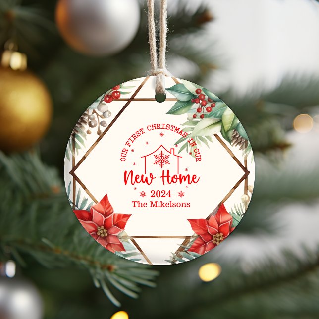 Ornamento De Cerâmica Primeiro Natal No Nosso Novo Verdade Doméstico (Criador carregado)