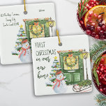 Ornamento De Cerâmica Primeiro Natal Nova Porta Festiva Festiva Casa<br><div class="desc">Primeiro Natal em novo ornamento de Natal - que você pode editar para solteiro, casais e famílias e personalizar com o ano e seu novo endereço. Design de natal festivo, decorado com terra e terra. A cena é marcada com elementos acolhedores, incluindo lanterna brilhante, árvore de natal, boneco de neve...</div>