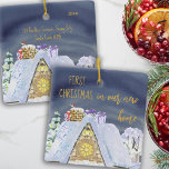 Ornamento De Cerâmica Primeiro Natal Novo Novo Telhado de Papais noeis<br><div class="desc">Primeiro Natal em novo ornamento de Natal - que você pode editar para solteiro, casais e famílias e personalizar com o ano e seu novo endereço. Design divertida com um telhado confortável em casa contra o céu da meia-noite com pegadas de papais noeis na neve e alguns presentes prontos para...</div>