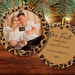 Ornamento De Cerâmica Primeiro Natal Pais a Serem Impressão Leopardo Fot<br><div class="desc">Primeiro ornamento de fotos de Natal, que você pode personalizar para um primeiro Natal como pais ou qualquer outro grande evento. O design é de dupla face e apresenta quadros de impressão leopardo com letra de mão. O modelo de fotografia mostra a sua imagem como uma forma redonda e o...</div>