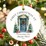 Ornamento De Cerâmica Primeiro Natal Personalizado Em Nossa Nova Casa<br><div class="desc">O Primeiro Natal Personalizado em Nosso Novo Ornamento Cerâmico Doméstico é uma bela lembrança para celebrar um marco de férias! Feito de cerâmica de alta qualidade, esse ornamento apresenta um charmoso design com elementos festivos e espaço para personalizar com nomes, o ano ou uma mensagem sincera. Perfeito por comemorar seu...</div>