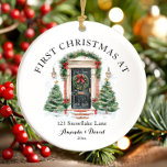 Ornamento De Cerâmica Primeiro Natal Personalizado Em Nossa Nova Casa<br><div class="desc">O Primeiro Natal Personalizado em Nosso Novo Ornamento Cerâmico Doméstico é uma bela lembrança para celebrar um marco de férias! Feito de cerâmica de alta qualidade, esse ornamento apresenta um charmoso design com elementos festivos e espaço para personalizar com nomes, o ano ou uma mensagem sincera. Perfeito por comemorar seu...</div>