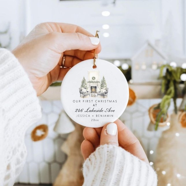 Ornamento De Cerâmica Primeiro Natal Personalizado em Nossa Nova Família (Custom First Christmas in Our New Home Family Ceramic Ornament)