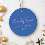 Ornamento De Cerâmica Primeiro Natal Personalizado Nome Fotográfico Azul<br><div class="desc">Celebre o primeiro Natal do seu bebê com este encantador ornamento cerâmico personalizado. O lado do nome apresenta um fundo azul macio com um escrevendo de script rosa giro, enquanto o outro lado apresenta uma foto acarinhada. Este adorável ornamento é uma perfeita lembrança de comemorar este marco especial, acrescentando um...</div>