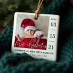 Ornamento De Cerâmica Primeiro Natal - Script Bebê - Estatísticas e Foto<br><div class="desc">Anuncie e dê as boas-vindas à chegada do seu novo bebê com o nosso simples e moderno anúncio de nascimento de uma foto bebê anunciando o primeiro ornamento de Natal do bebê. O design apresenta um esquema de fotografias de solteiro para mostrar a fotografia do seu novo bebê. O "Primeiro...</div>