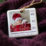 Ornamento De Cerâmica Primeiro Natal - Script Bebê - Estatísticas e Foto<br><div class="desc">Anuncie e dê as boas-vindas à chegada do seu novo bebê com o nosso simples e moderno anúncio de nascimento de uma foto bebê anunciando o primeiro ornamento de Natal do bebê. O design apresenta um esquema de fotografias de solteiro para mostrar a fotografia do seu novo bebê. O "Primeiro...</div>