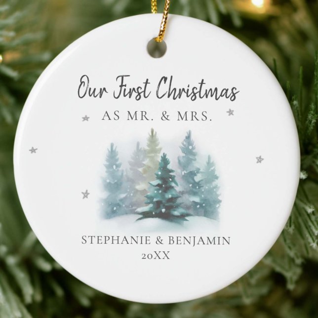 Ornamento De Cerâmica Primeiro Natal, Sr.ª Snow Mountain Foto (our first christmas married mr mrs modern ornament couple luxury keepsake mountain pine forest class)