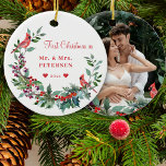 Ornamento De Cerâmica Primeiro Natal, Sr. e Sra. Foto floral elegante<br><div class="desc">Modelo de ornamentação personalizada com cor aquática clássica de inverno elegante, coroa de Natal, apresentando vermelho de coral, burgundy e folhagem botânica verde com cones de pinheiro sazonais, ramos de abeto, bagos sagrados, aves cardeais e folhas verdes, e um moderno roteiro de tipografia sobre um claro fundo branco. - Personalize-o...</div>