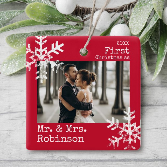 Ornamento De Cerâmica Primeiro Natal Sr. & Sra. Flocos de Foto Personali (Rustic snowflake family holiday keepsake photo ornament perfect for gifts to bring joy to others.)