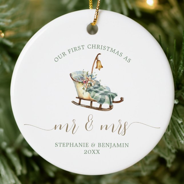 Ornamento De Cerâmica Primeiro Natal Sr. Wedding Sleigh Foto de Xadrez (our first christmas mr mrs newlywed couple photo ornament winter wedding sleigh green tree tartan)