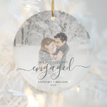 Ornamento De Cerâmica Primeiro Script de Foto Personalizado Envolvido no<br><div class="desc">Comemore o seu noivado com este belo ornamento moderno do keepsasaame. O texto verde agulha do pinheiro escuro diz "Nosso primeiro Natal engajado", com a palavra "engajado" em uma escrita elegante com florescimento antes e depois. Substitua a imagem de exemplo por sua foto favorita e adicione seus nomes e o...</div>