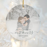 Ornamento De Cerâmica Primeiro Script de Fotografia Personalizada de Nat<br><div class="desc">Comemore o primeiro Natal do seu casamento com este belo ornamento moderno do keepsasasaame. O texto verde agulha do pinheiro escuro diz: "Nosso primeiro Natal como Sr & Sra.", com as palavras "Sr. & Sra." em um roteiro elegante, com flores antes e depois. Substitua a imagem de exemplo por sua...</div>