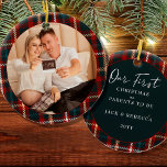 Ornamento De Cerâmica Primeiros Pais de Natal a Serem Foto de Xadrez de<br><div class="desc">Primeiro ornamento de fotos de Natal, que você pode personalizar para um primeiro Natal como pais ou qualquer outro grande evento. O design é de dupla face e apresenta quadros de xadrez de tartan com letra manual. O modelo de fotografia mostra a sua imagem como uma forma redonda e o...</div>