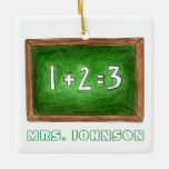 Ornamento De Cerâmica Professor de Escola de Chalkboard Verde<br><div class="desc">O ornamento apresenta uma ilustração original de uma ardósia de quadro em sala de aula verde com uma simples equação matemática escrita em giz. Apenas personalize para uma apreciação única do professor ou para um presente de feriado do professor. Este design também está disponível em outros produtos. Não vê o...</div>