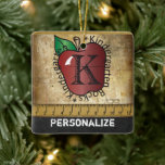 Ornamento De Cerâmica Professores do infantário Rock<br><div class="desc">🥇 UM DESIGN DE ARTE DE DIREITOS AUTORAIS ORIGINAL, DE Donna Siegrist, DISPONÍVEL SOMENTE NO ZAZZLE! Um Enfeites de natal de Professores do Jardim de Infância Estimulado Vintage pronto para você personalizar. ✔ NOTA: APENAS MUDE AS ÁREAS MODELO NECESSÁRIAS! 😀 Se necessário, você pode remover parte do texto e começar...</div>