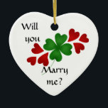 Ornamento De Cerâmica Proposta de casamento Shamrock<br><div class="desc">Um ornamento cardíaco de proposta de casamento bonito para a Rua. Dia de Patrick,  ou qualquer dia com um trevo verde de quatro folhas e corações vermelhos nele.</div>