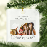 Ornamento De Cerâmica Proposta Moderna de Bridesmaid de Foto Dupla<br><div class="desc">Peça ao seu melhor amigo, irmã ou primo para ser sua dama de honra com este maravilhoso e minimalista ornamentos de árvore de natal de fotos, apresentando fotos de seus melhores amigos, fazendo a pergunta e, no verso, outra foto com uma mensagem de modelo, os estilos de fonte e a...</div>