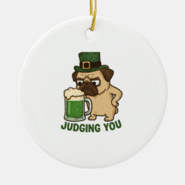 Ornamento De Cerâmica Pug Divertido Julgando Cerveja Verde do Dia de São