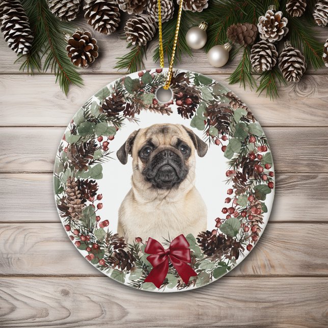 Ornamento De Cerâmica Pug Dog Red Arco Pinecone Wreath Personalizado (Criador carregado)