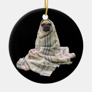 Ornamento De Cerâmica Pug em uma cobertura