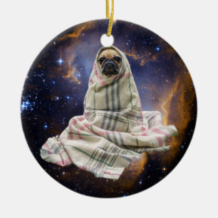 Ornamento De Cerâmica Pug em uma cobertura no espaço
