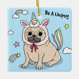 Ornamento De Cerâmica Pug embaraçado com chapéu do unicórnio sobre