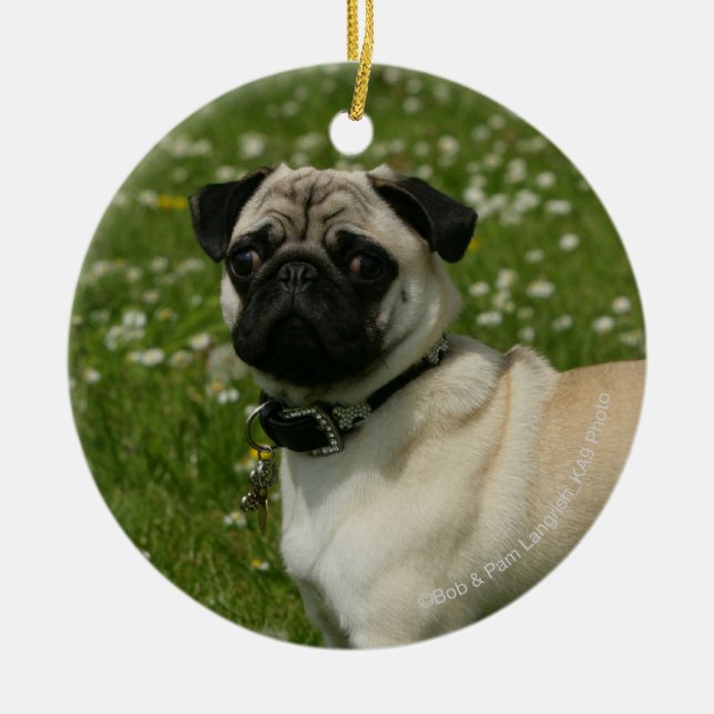 Ornamento De Cerâmica Pug que joga nas flores (Frente)