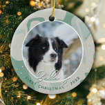 Ornamento De Cerâmica Puppy First Christmas Border Collie Dog Foto<br><div class="desc">Puppy Primeira Fronteira De Natal,  Collie Dog,  Ornament Fotográfico. Script branco de tendência em um fundo verde abstrato esfregando-o. Foto personalizada em um quadro redondo. Adicione sua foto de cachorro,  nome e ano.</div>