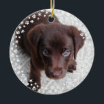 Ornamento De Cerâmica Puppy's First Christmas Holiday Ornament<br><div class="desc">Personalize este Enfeites de natal redondo com uma foto de cheio sangrada do seu animal de estimação e texto personalizado no verso, memorializando o primeiro Natal do seu filhote. Excelente como presente para alguém com um novo filhote ou como uma manha divertida para o primeiro ano do seu filhote. Altere...</div>