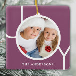 Ornamento De Cerâmica Púrpura de Natal de Férias Personalizadas<br><div class="desc">Este moderno Ornamento Fotográfico de Natal é decorado com a palavra JOY em um fundo roxo. Facilmente personalizável com sua foto e seu nome.</div>