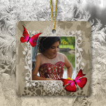Ornamento De Cerâmica Quinceanera Keepsakift, Red Butterflies Foto<br><div class="desc">Borboletas vermelhas Quinceanera Keepsasasasasaé um belo Enfeites de natal personalizado/personalizado. Os ornamentos de fotos são versáteis para cores de tema rubi ou burgundy. As borboletas podem ser facilmente redimensionadas e reposicionadas com um dom comemorativo. Um presente versátil para o Natal ou 15.</div>