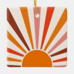 Ornamento De Cerâmica Raios do Sol Retrospectivo Laranja Vermelho Amarel<br><div class="desc">O sol retrorreflector estourou design em tons cor-de-rosa quente,  castanho e laranja. Retro os modernos raios solares laranja,  a arte geométrica do sol matinal.</div>