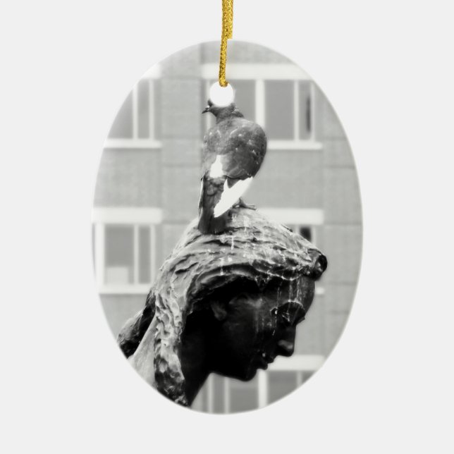 Ornamento De Cerâmica Rapariga E Seu Pombo (Frente)