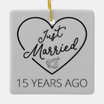 Ornamento De Cerâmica Recem casados 15 Anos Atrás III<br><div class="desc">Design bonito, perfeito para qualquer um que está casado há 15 anos e para uma cerimônia de renovação do voto de casamento. Ele faz um excelente combinando roupa para casais! recem casados 15 Anos Atrás, citação de um casal que se casou há 15 anos ou casal renovando votos de casamento...</div>