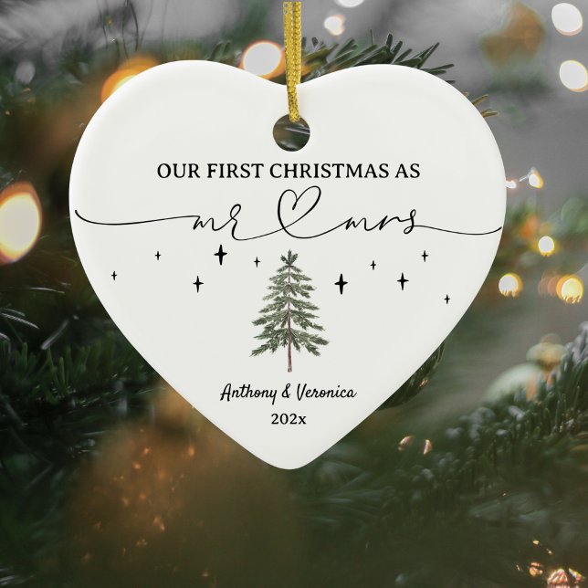 Ornamento De Cerâmica Recém-chegamos ao nosso primeiro Natal como Sr. &  (Newlywed Christmas Ornament)
