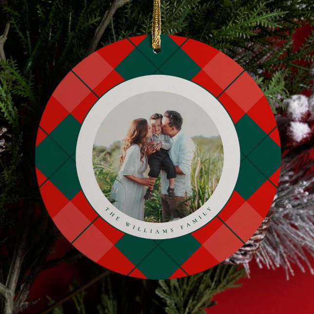 Ornamento De Cerâmica Red and Green Modern Plaid Family Photo Christmas (Criador carregado)