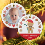 Ornamento De Cerâmica Red First Christmas Baby Photo Gingerbird Boy<br><div class="desc">"Primeiro Natal." Um lindo gengibre e um círculo de biscoitos, juntamente com a divertida tipografia de guiões brancos em uma banda vermelha, ajudam-no a lançar no Natal e Ano Novo. Nas costas, personalize com uma foto do novo bebê. Sinta o calor e a alegria da temporada de festas sempre que...</div>