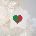Ornamento De Cerâmica Red Green Danish Heart<br><div class="desc">Forma cardíaca em vermelho e verde,  baseada num design tradicional alemão ou dinamarquês,  com uma pintura de xadrez em betão. Adicionar uma mensagem de texto personalizada. Adicione uma foto ao fundo.</div>