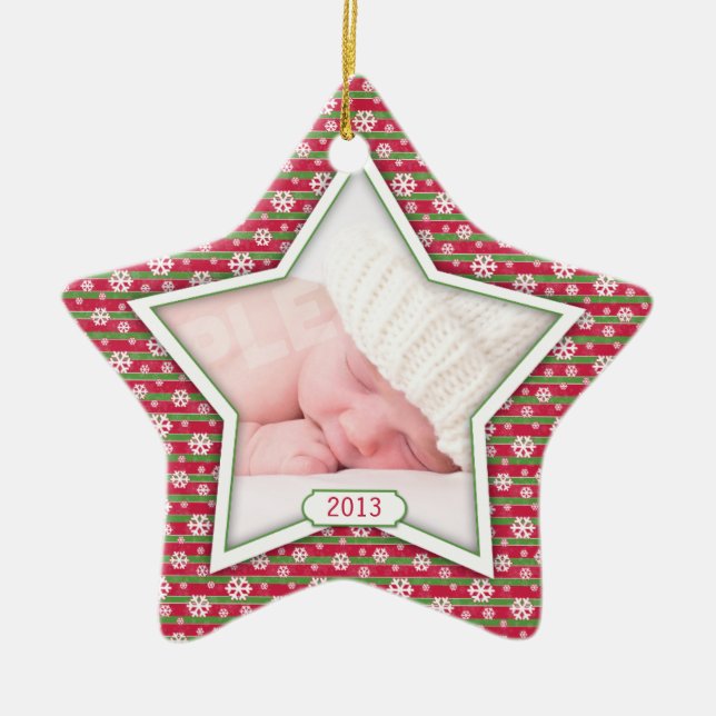 Ornamento De Cerâmica Red Green Snowflake Star Baby é o primeiro Natal (Frente)