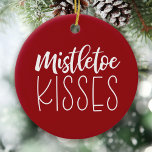 Ornamento De Cerâmica Red Mistletoe Kisses - Novo Natal<br><div class="desc">Felicidades de Natal e beijos de conterrâneo! É disso que o Natal é feito! Este adorável ornamento vermelho e branco é um bom aplauso! Adicione uma foto e seus nomes à parte de trás do ornamento. Excelente para recém-casados! Coloque na sua árvore para um charme extra. Projetado para você pelo...</div>