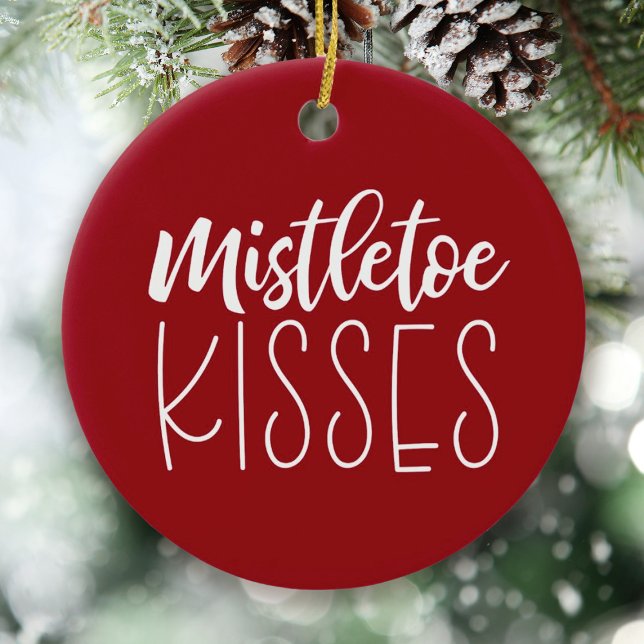 Ornamento De Cerâmica Red Mistletoe Kisses - Novo Natal (A cute newlywed photo ornament, Add your photo and names on the back.)